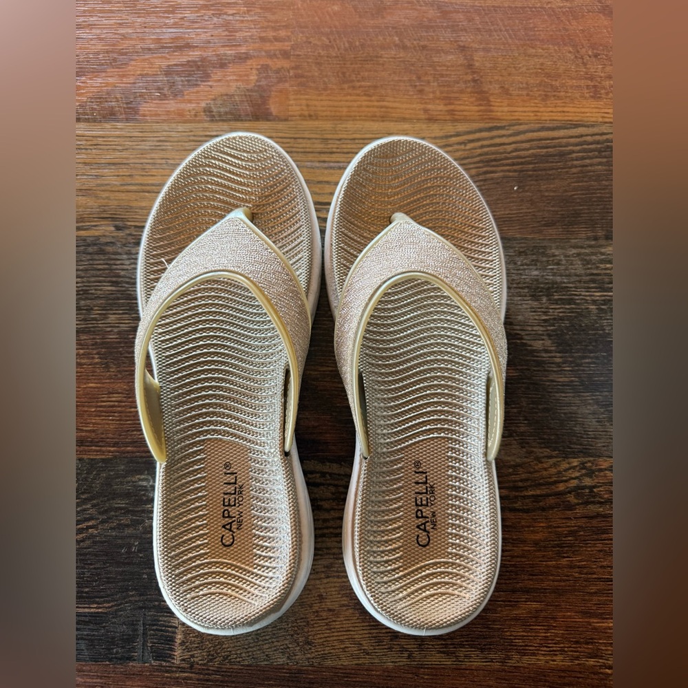 Capelli of New York Women's Metallic Flip Flop Thong Sandls Sz 7 Brand New!